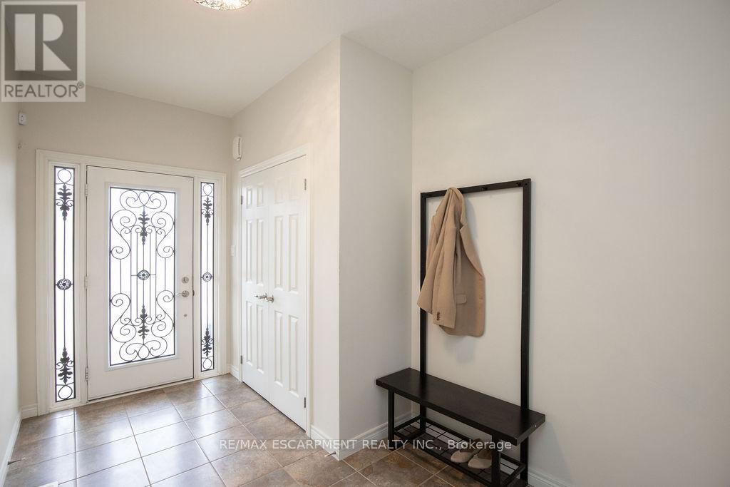 69 Winslow Way, Hamilton (Stoney Creek), Ontario  L8J 0G9 - Photo 4 - X12331294