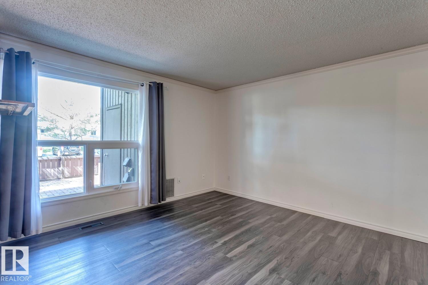 Property at 206 SURREY GARDENS GD NW image 4
