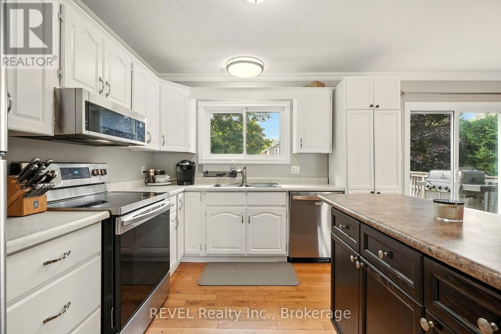 77 Bay Street, Tay, Ontario  L0K 2A0 - Photo 18 - S12331522