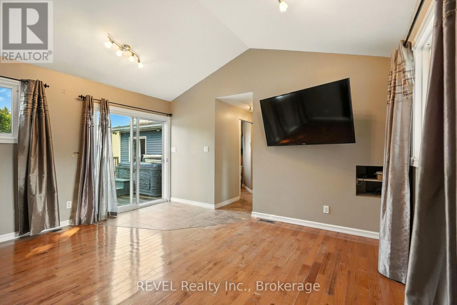 77 Bay Street, Tay, Ontario  L0K 2A0 - Photo 20 - S12331522