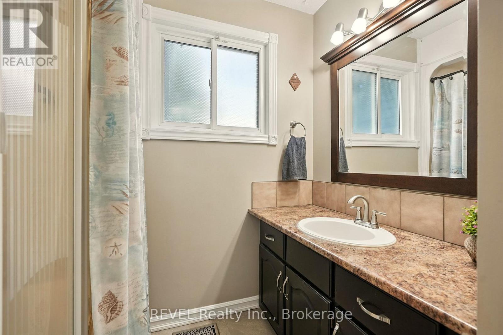 77 Bay Street, Tay, Ontario  L0K 2A0 - Photo 27 - S12331522