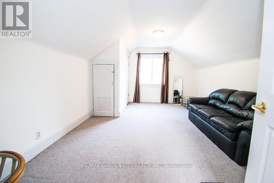 25 Garnet Street, St. Catharines, Ontario  L2M 5E7 - Photo 12 - X12331421