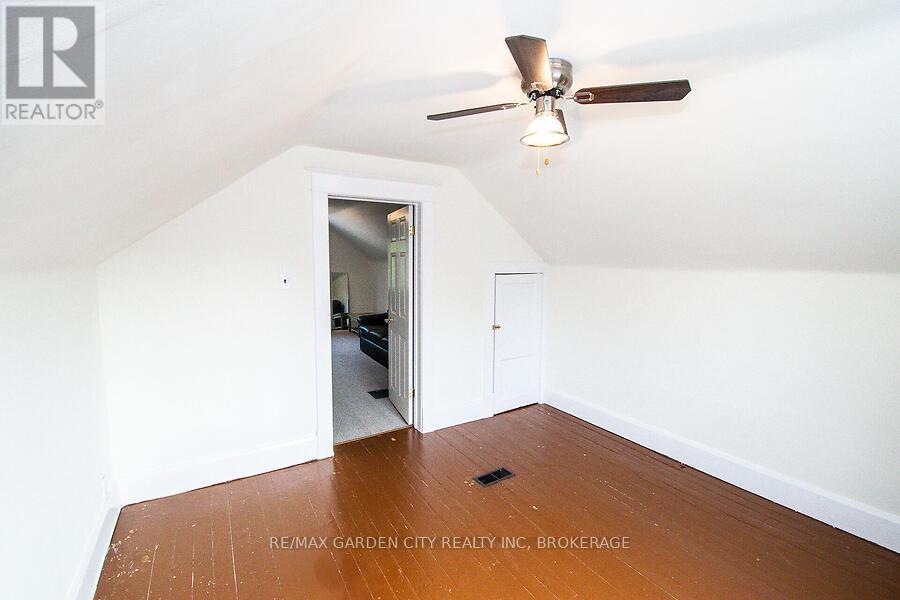 25 Garnet Street, St. Catharines, Ontario  L2M 5E7 - Photo 14 - X12331421