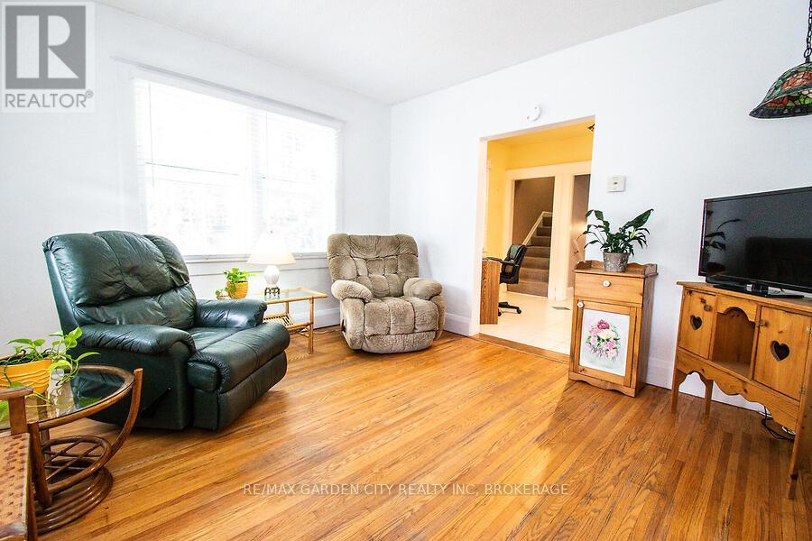 25 Garnet Street, St. Catharines, Ontario  L2M 5E7 - Photo 5 - X12331421