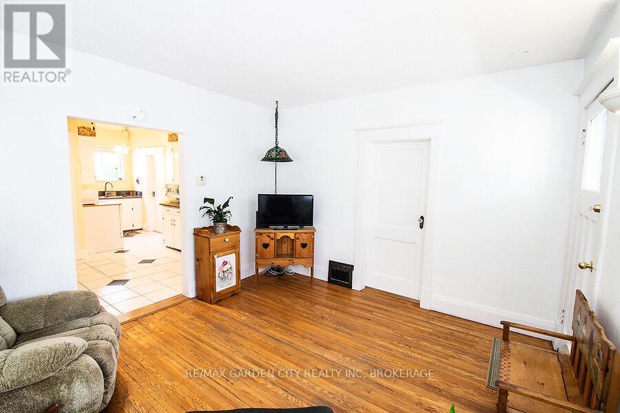 25 Garnet Street, St. Catharines, Ontario  L2M 5E7 - Photo 6 - X12331421