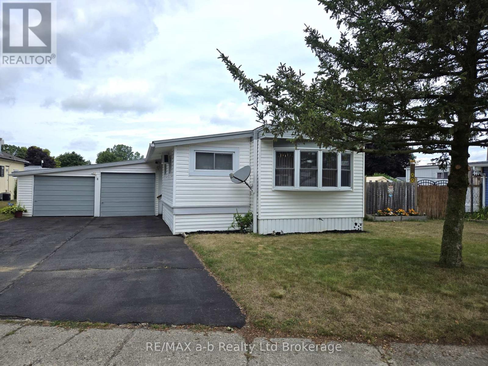 8 Third Street, Norfolk (Courtland), Ontario  N4B 2W6 - Photo 1 - X12331445