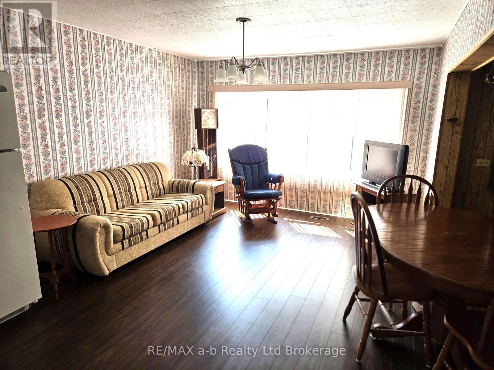 8 Third Street, Norfolk (Courtland), Ontario  N4B 2W6 - Photo 13 - X12331445
