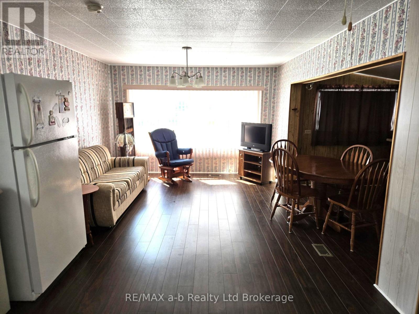 8 Third Street, Norfolk (Courtland), Ontario  N4B 2W6 - Photo 14 - X12331445