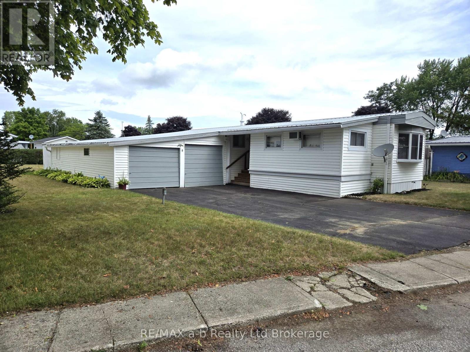 8 Third Street, Norfolk (Courtland), Ontario  N4B 2W6 - Photo 2 - X12331445