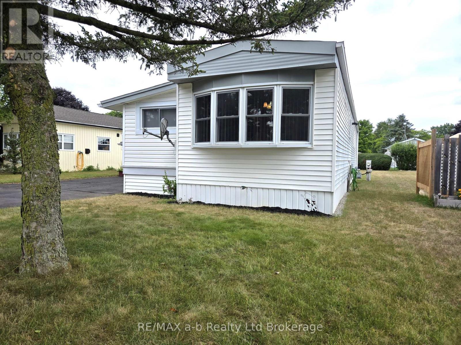 8 Third Street, Norfolk (Courtland), Ontario  N4B 2W6 - Photo 3 - X12331445