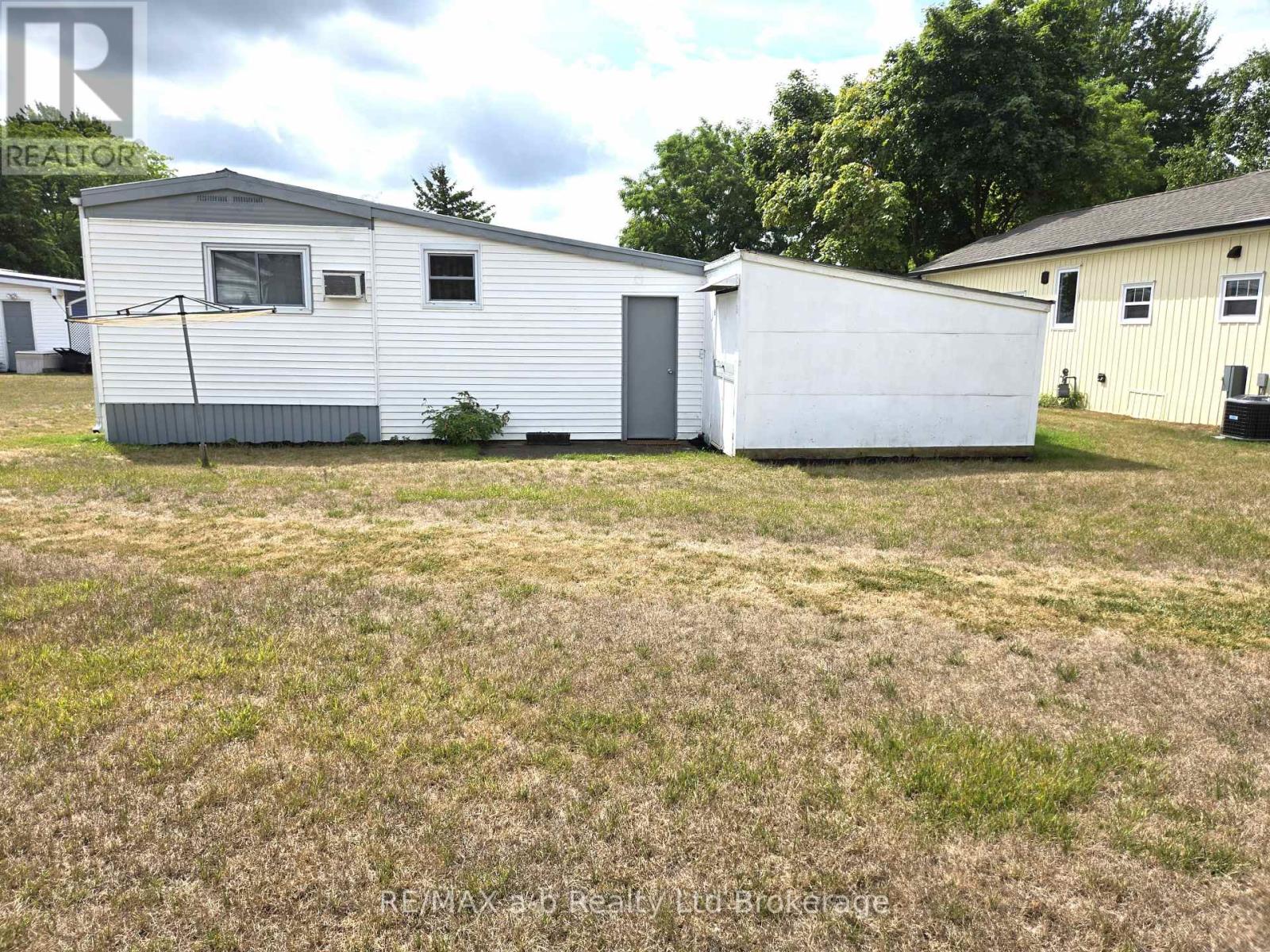 8 Third Street, Norfolk (Courtland), Ontario  N4B 2W6 - Photo 6 - X12331445