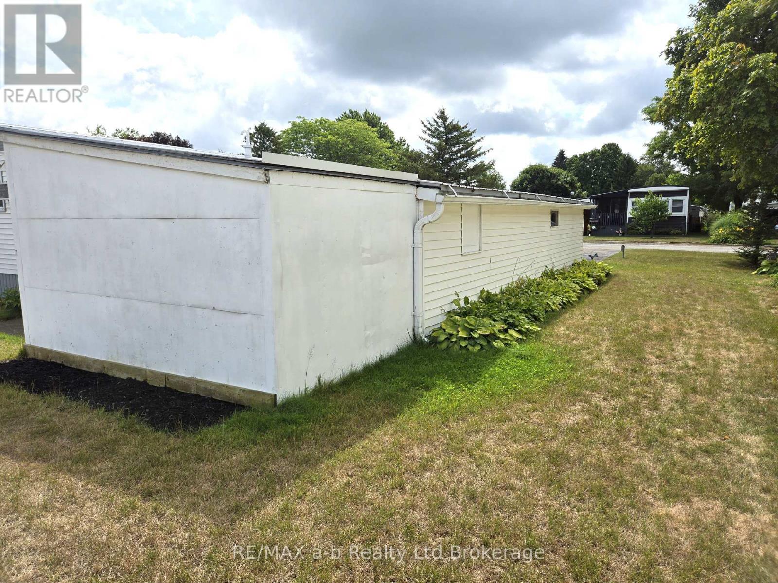 8 Third Street, Norfolk (Courtland), Ontario  N4B 2W6 - Photo 9 - X12331445