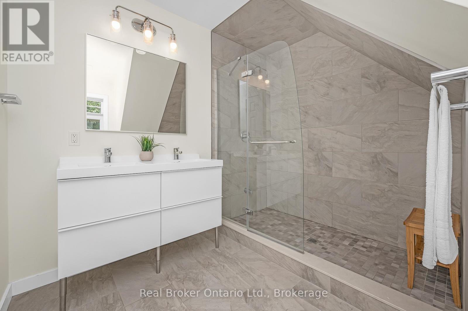 285 Surrey Drive, Oakville, Ontario  L6L 3T6 - Photo 31 - W12330013