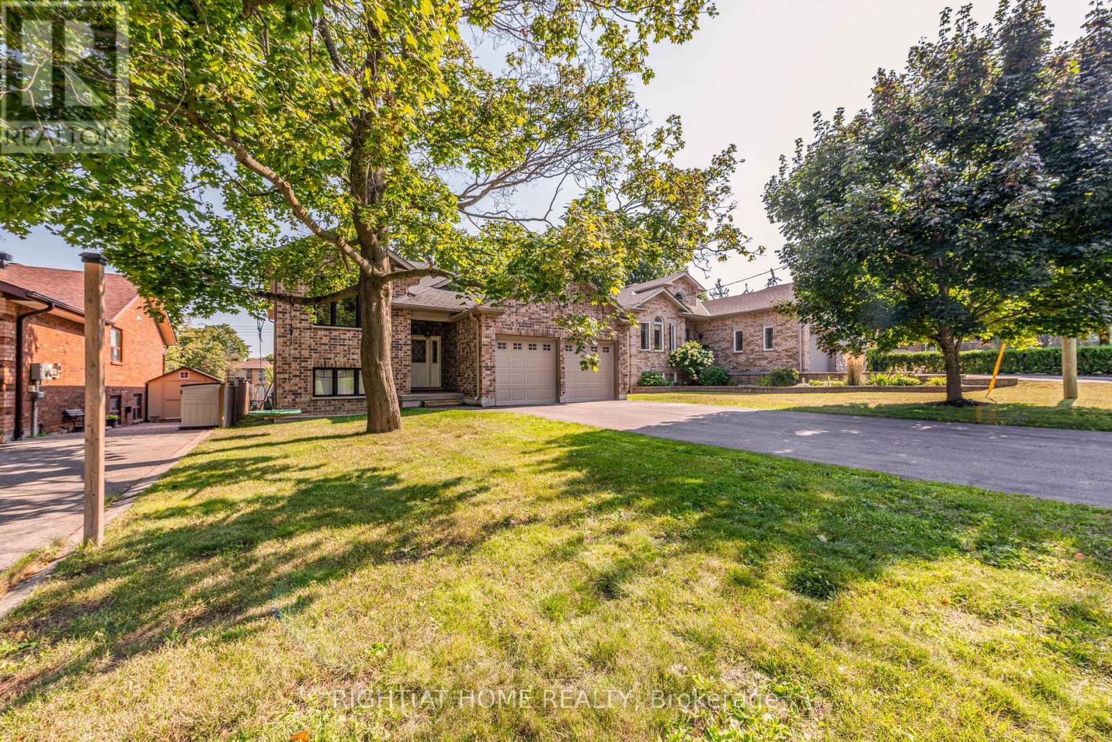 11 Ottaway Avenue, Barrie, Ontario  L4M 2W6 - Photo 2 - S12331578