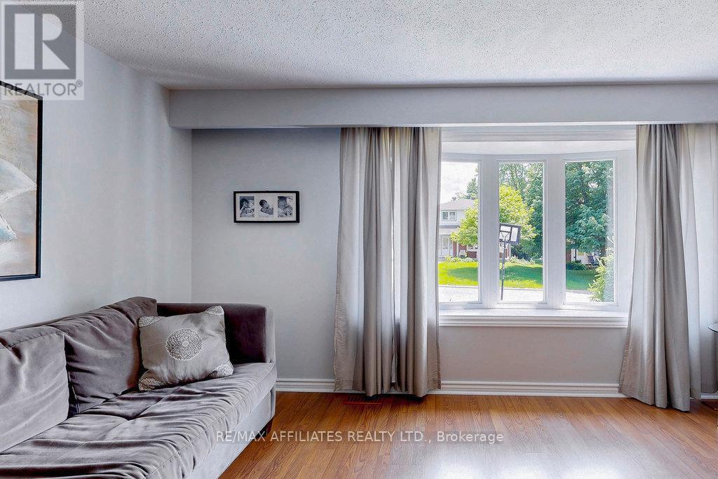 22 Red Maple Crescent, Ottawa, Ontario  K1B 3Z3 - Photo 12 - X12331702