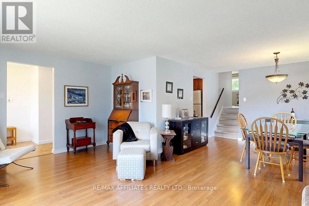 22 Red Maple Crescent, Ottawa, Ontario  K1B 3Z3 - Photo 13 - X12331702