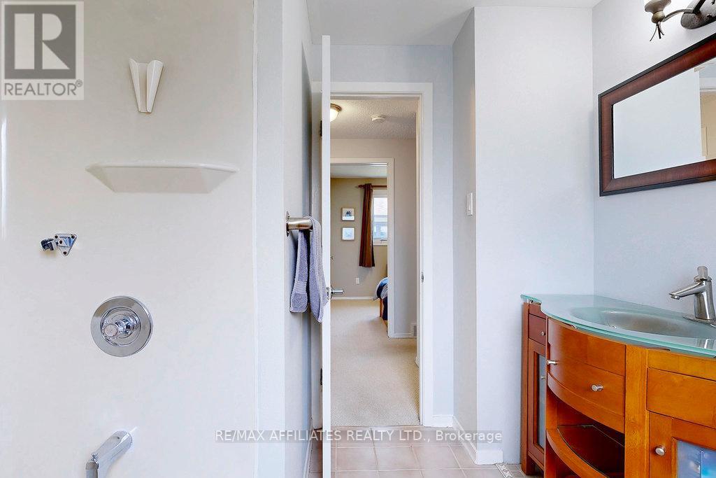 22 Red Maple Crescent, Ottawa, Ontario  K1B 3Z3 - Photo 21 - X12331702