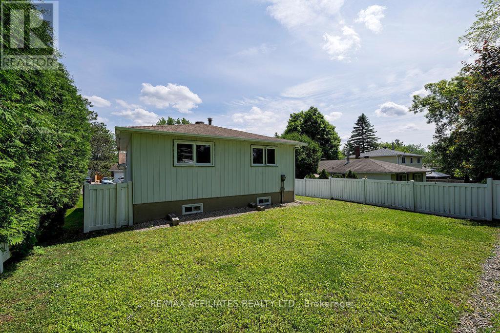22 Red Maple Crescent, Ottawa, Ontario  K1B 3Z3 - Photo 35 - X12331702