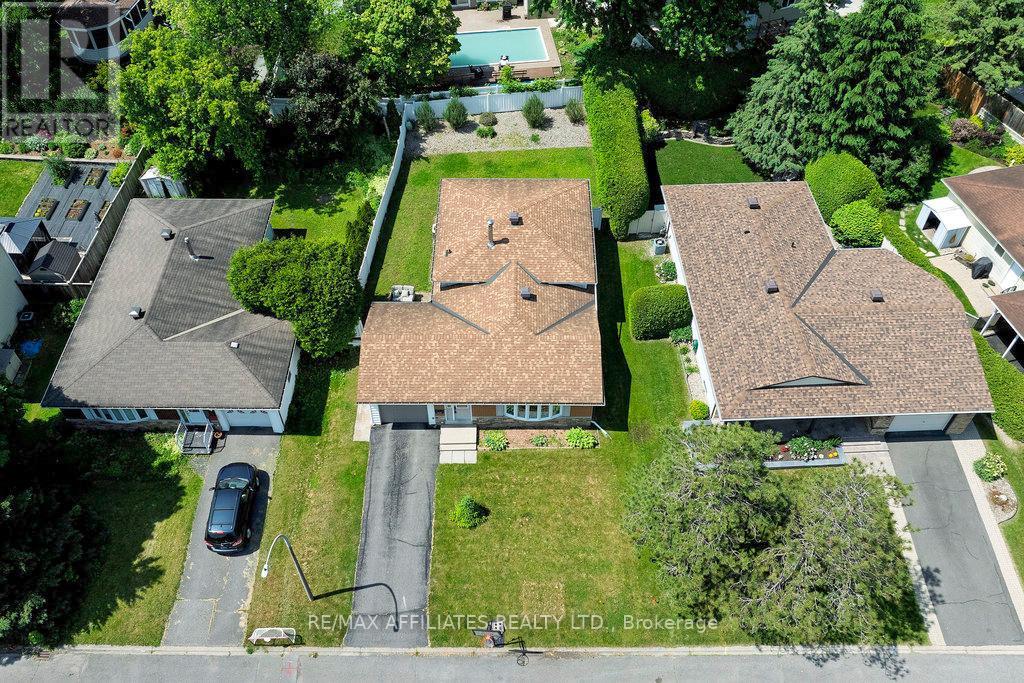 22 Red Maple Crescent, Ottawa, Ontario  K1B 3Z3 - Photo 5 - X12331702