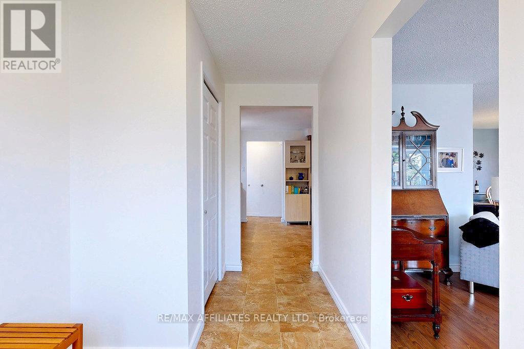 22 Red Maple Crescent, Ottawa, Ontario  K1B 3Z3 - Photo 6 - X12331702