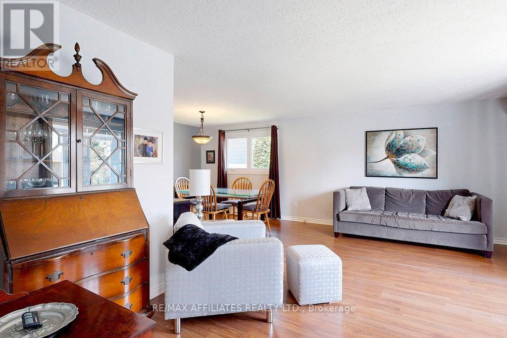 22 Red Maple Crescent, Ottawa, Ontario  K1B 3Z3 - Photo 8 - X12331702