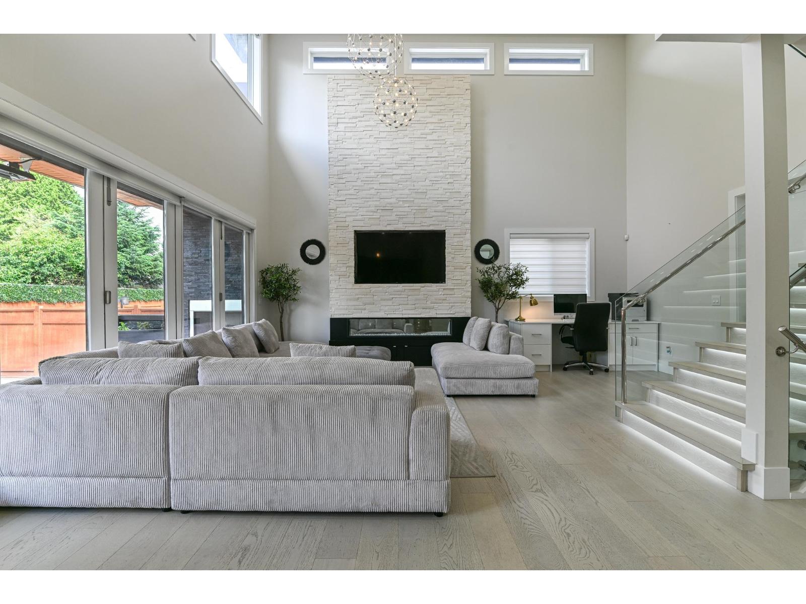 Property at 2305 LYNDEN STREET image 2