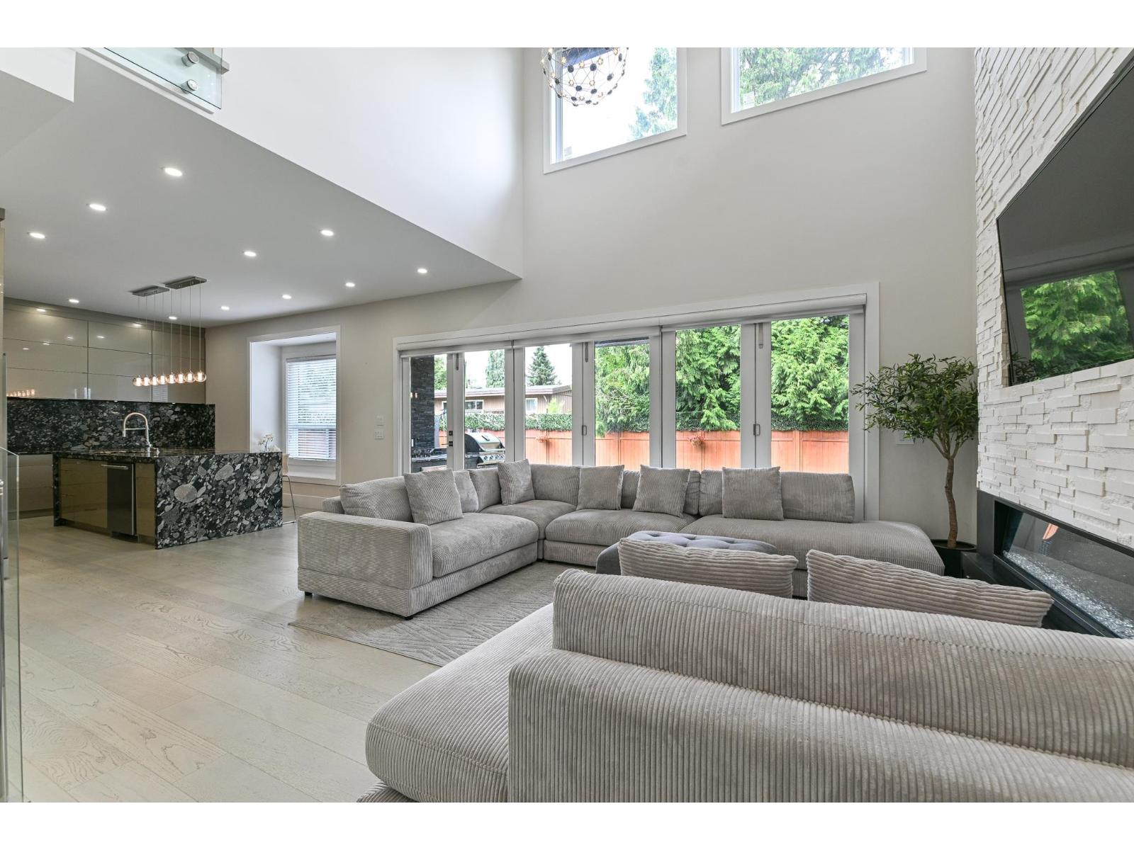 Property at 2305 LYNDEN STREET image 4