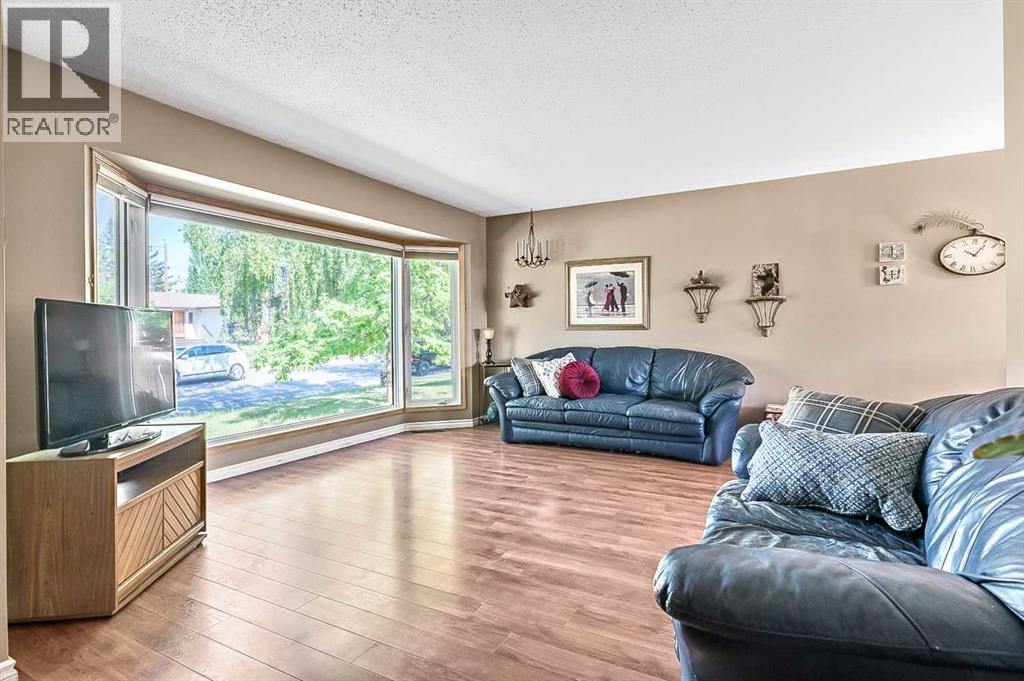 Property at 2628 Lionel Crescent SW image 4