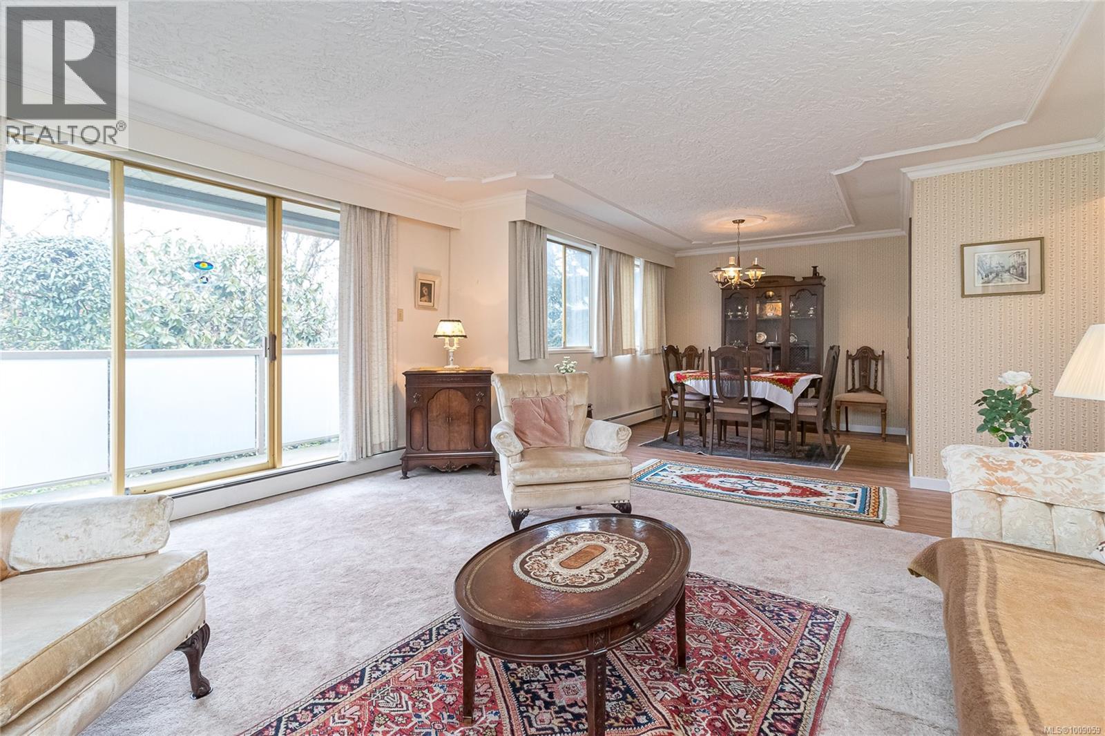 302 1025 Inverness Rd, Saanich, British Columbia