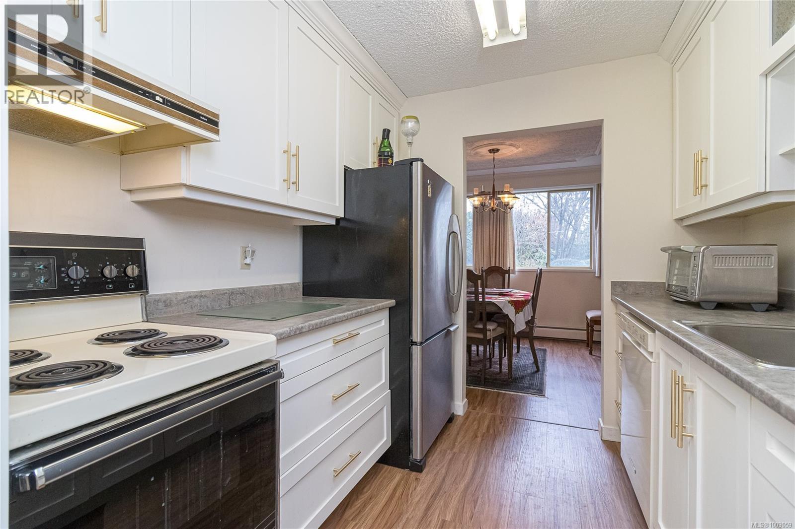 302 1025 Inverness Rd, Saanich, British Columbia  V8X 2S2 - Photo 10 - 1009059