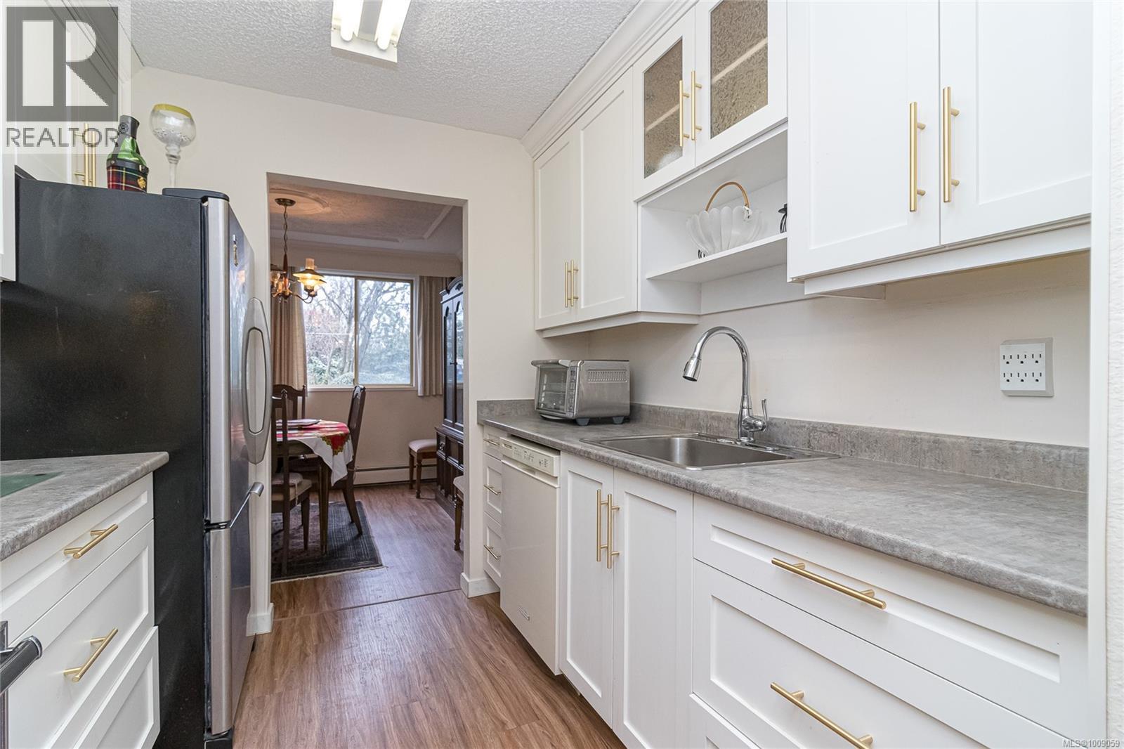 302 1025 Inverness Rd, Saanich, British Columbia  V8X 2S2 - Photo 11 - 1009059