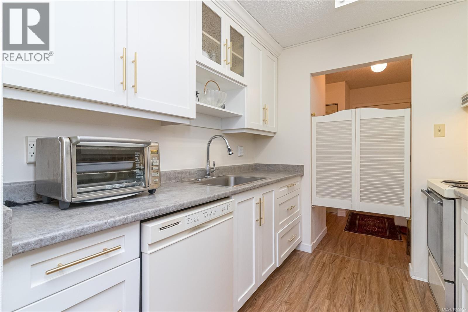 302 1025 Inverness Rd, Saanich, British Columbia  V8X 2S2 - Photo 12 - 1009059