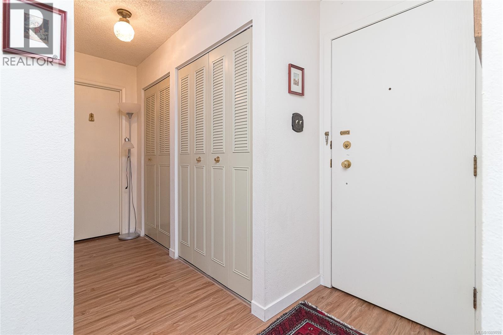 302 1025 Inverness Rd, Saanich, British Columbia  V8X 2S2 - Photo 4 - 1009059