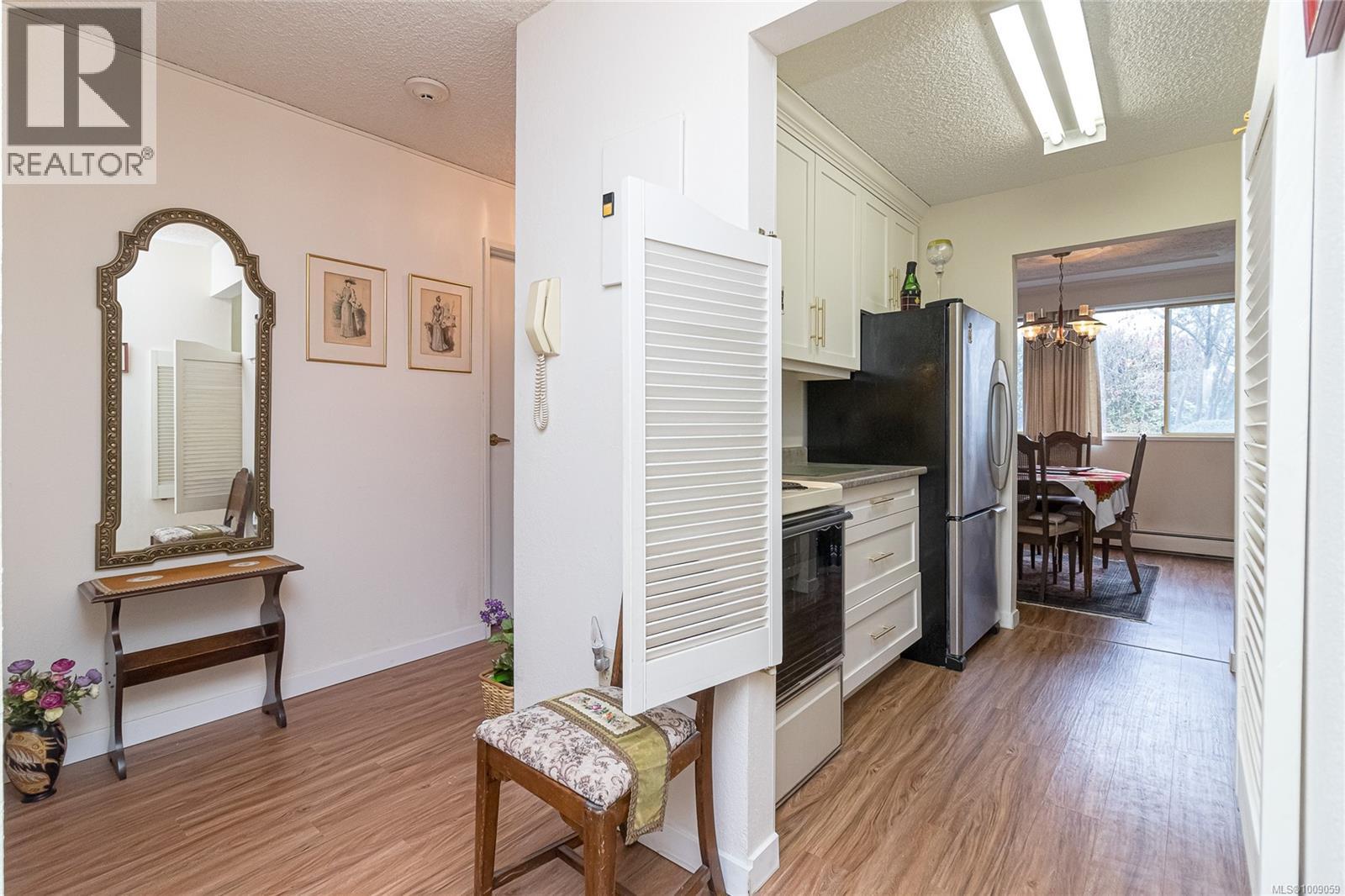 302 1025 Inverness Rd, Saanich, British Columbia  V8X 2S2 - Photo 9 - 1009059