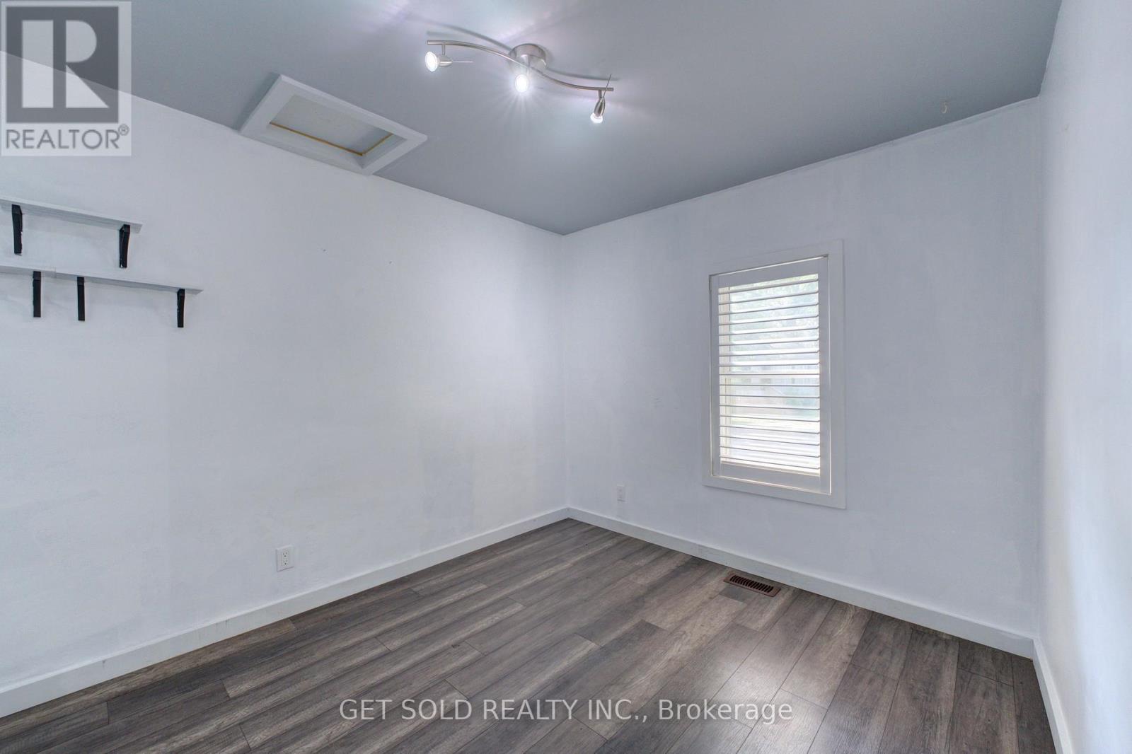 37 Maplecrest Avenue, St. Catharines, Ontario  L2T 1A7 - Photo 10 - X12331746