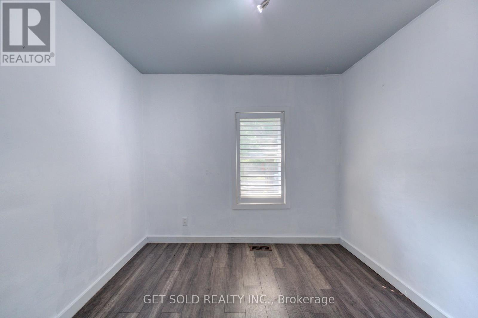 37 Maplecrest Avenue, St. Catharines, Ontario  L2T 1A7 - Photo 11 - X12331746