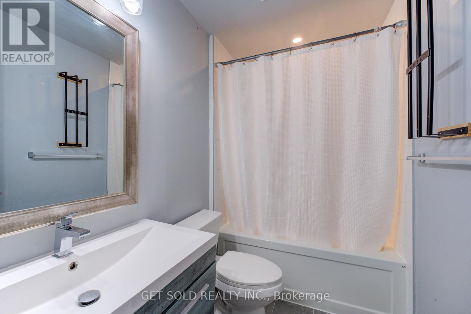 37 Maplecrest Avenue, St. Catharines, Ontario  L2T 1A7 - Photo 13 - X12331746