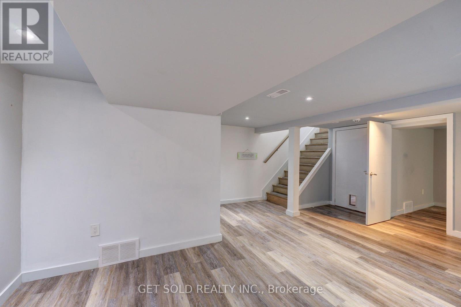 37 Maplecrest Avenue, St. Catharines, Ontario  L2T 1A7 - Photo 14 - X12331746