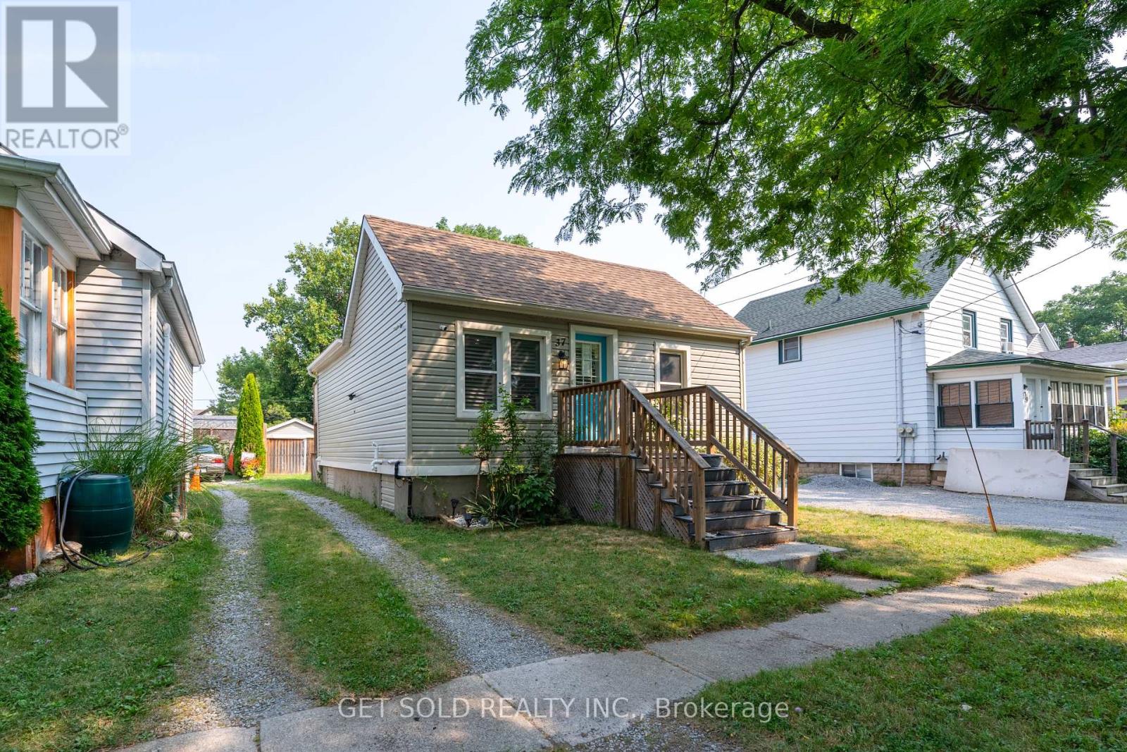 37 Maplecrest Avenue, St. Catharines, Ontario  L2T 1A7 - Photo 2 - X12331746