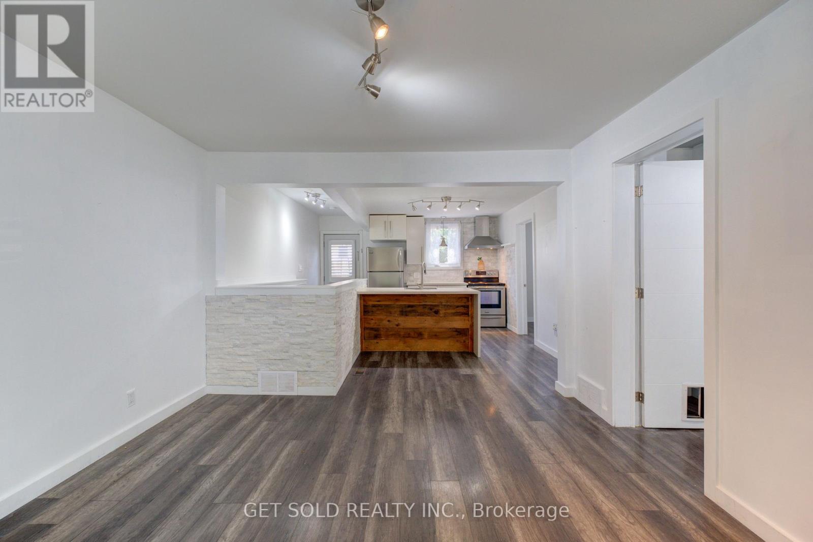37 Maplecrest Avenue, St. Catharines, Ontario  L2T 1A7 - Photo 3 - X12331746