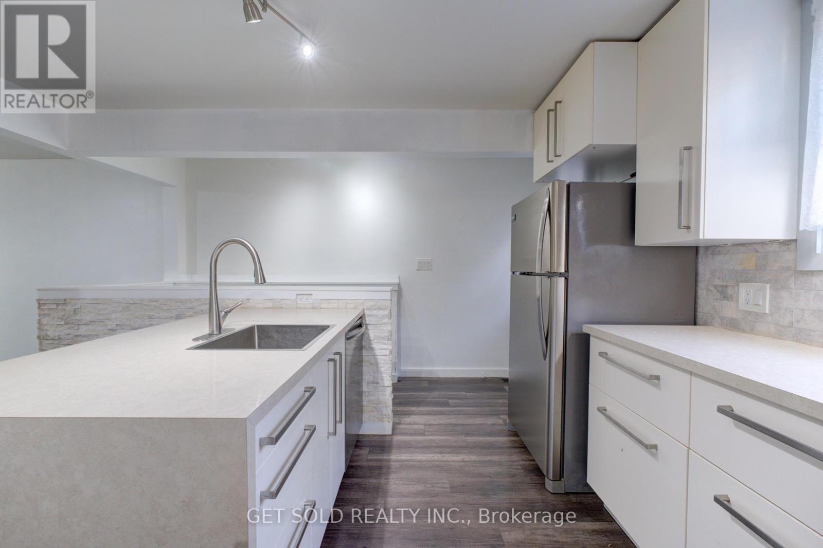 37 Maplecrest Avenue, St. Catharines, Ontario  L2T 1A7 - Photo 6 - X12331746
