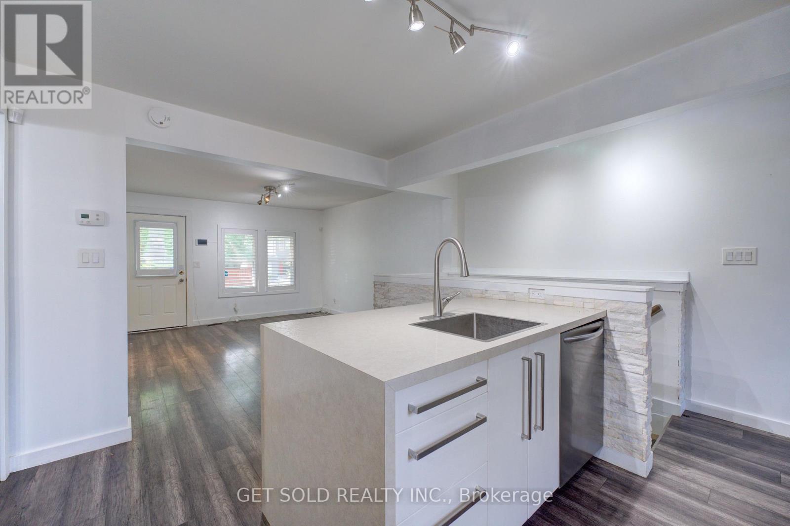 37 Maplecrest Avenue, St. Catharines, Ontario  L2T 1A7 - Photo 8 - X12331746