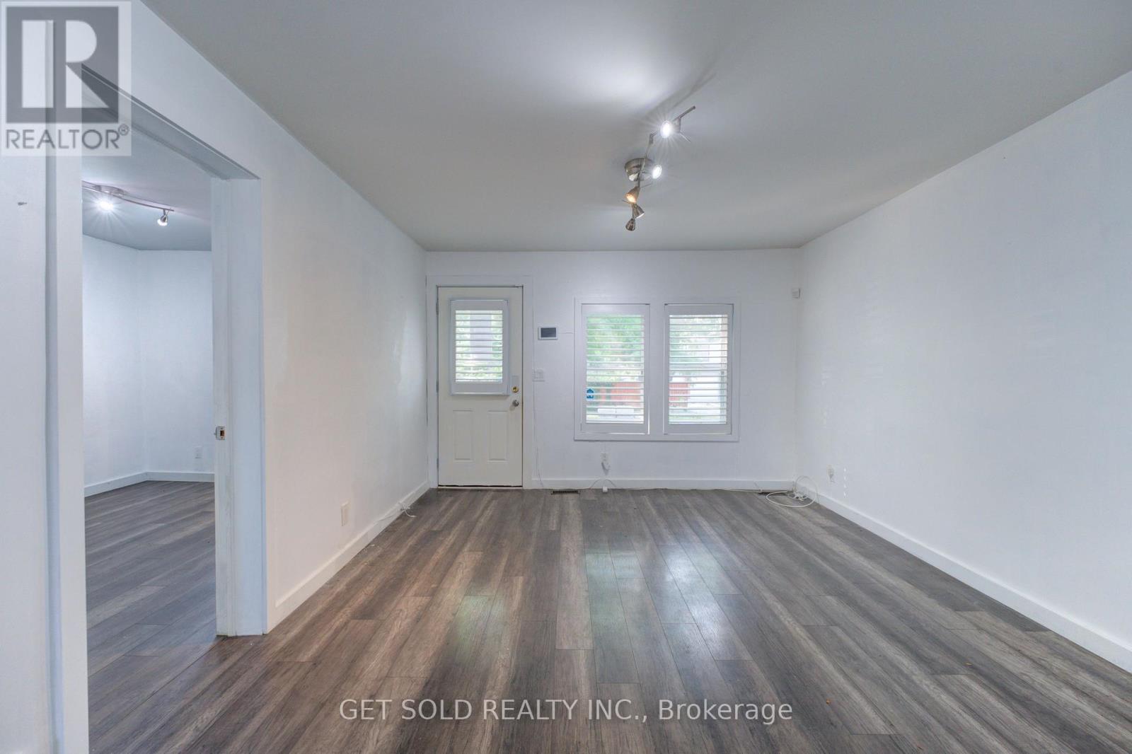 37 Maplecrest Avenue, St. Catharines, Ontario  L2T 1A7 - Photo 9 - X12331746