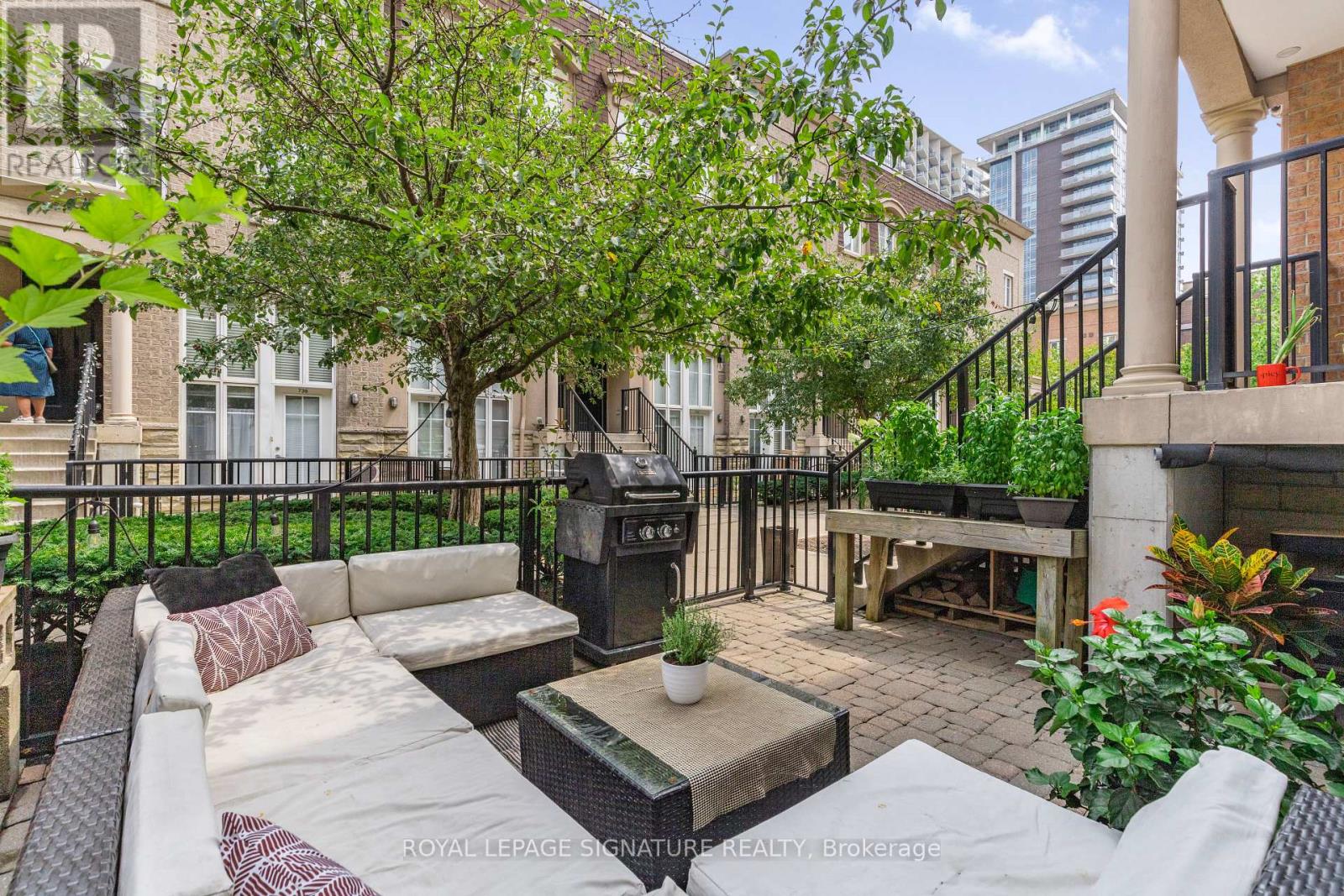 Property at 812 - 46 WESTERN BATTERY ROAD image 2