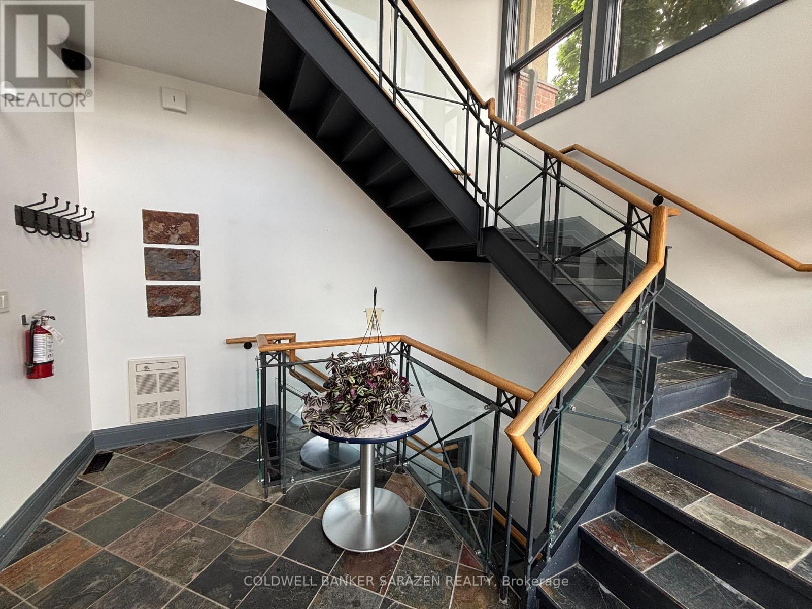 200 - 878 Boyd Avenue, Ottawa, Ontario  K2A 2E3 - Photo 4 - X12331920