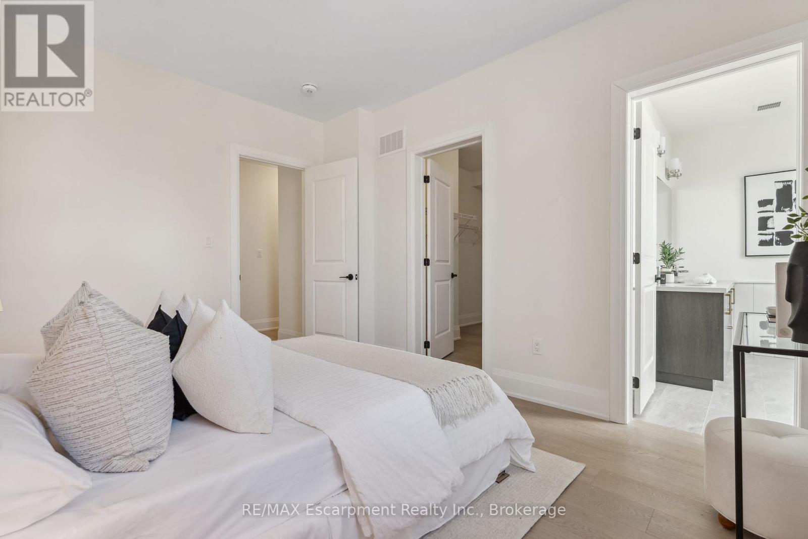 2282 Sovereign Street, Oakville, Ontario  L6L 0H9 - Photo 17 - W12331931