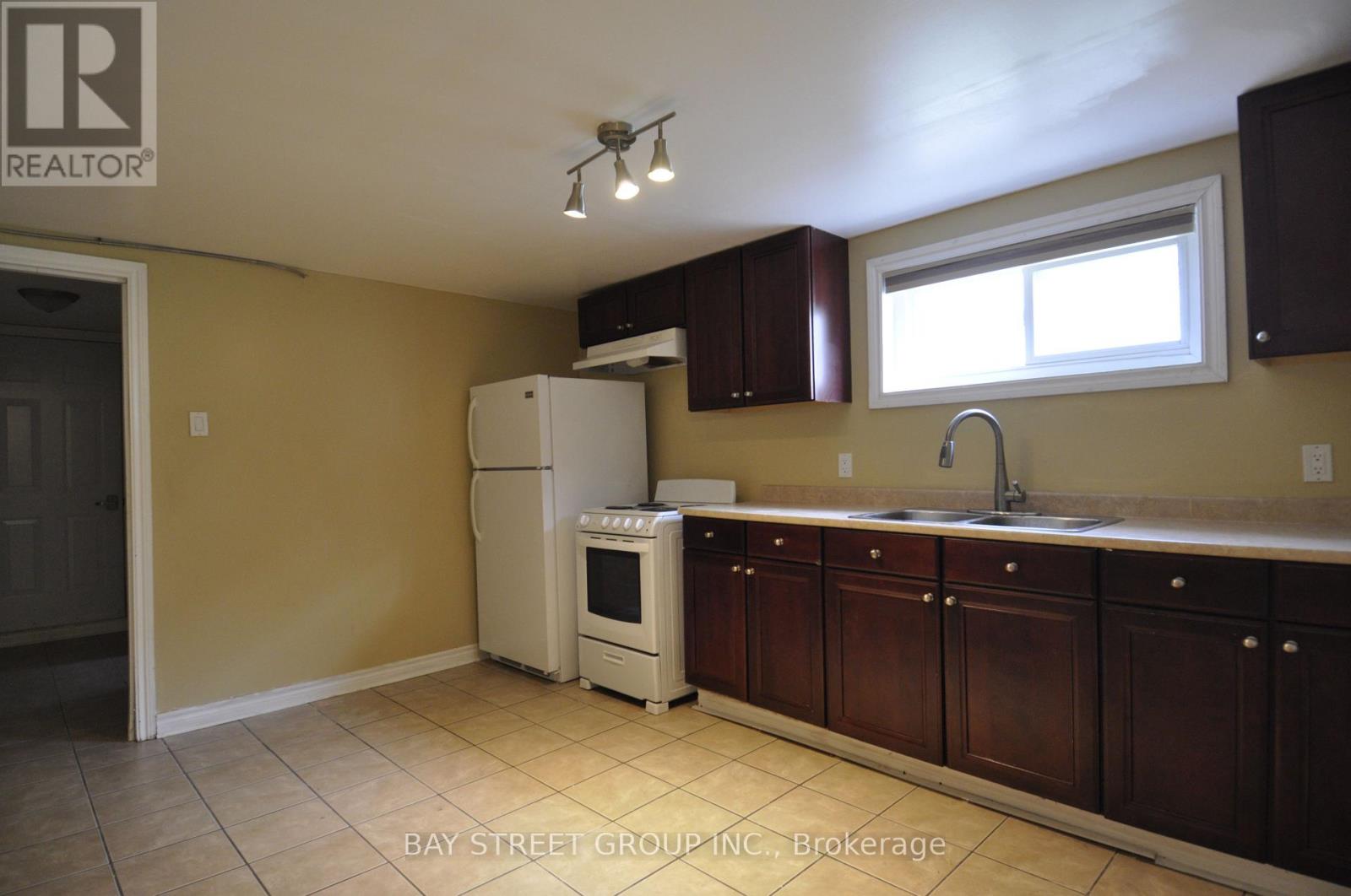 Lower - 3400 Frobex Court, Mississauga, Ontario  L5C 2B5 - Photo 9 - W12331930