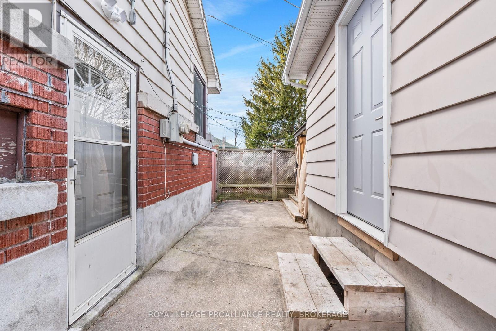 4 Strathcona Crescent, Kingston, Ontario  K7M 1N8 - Photo 24 - X12332131