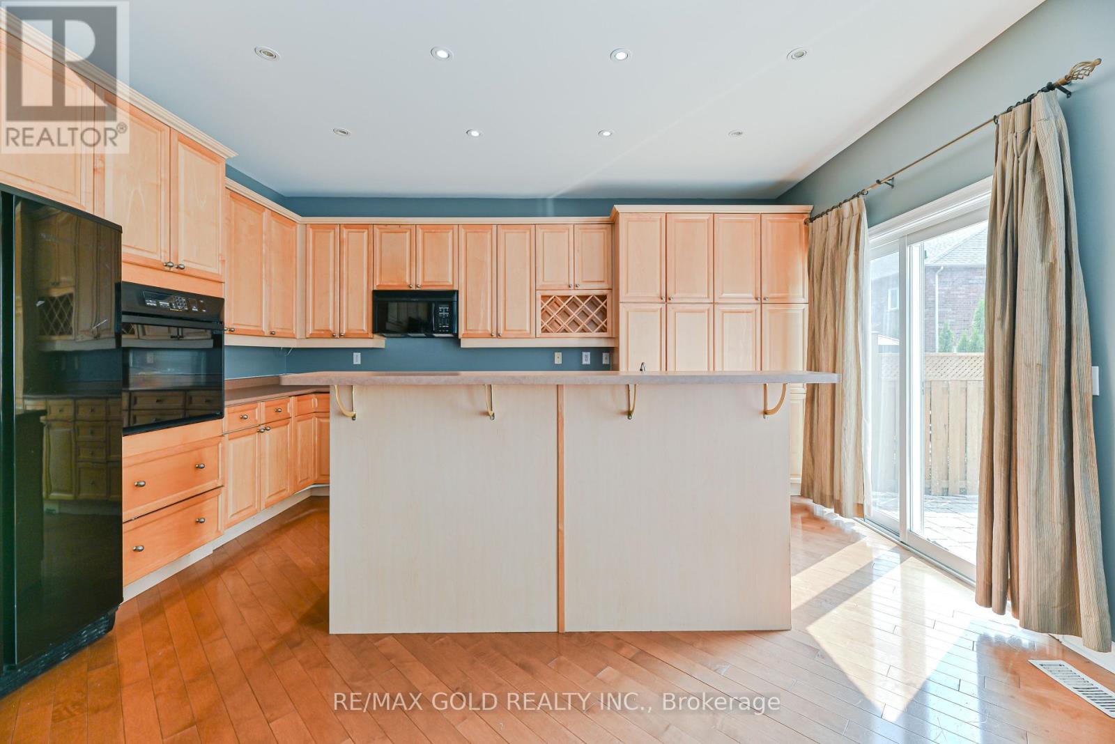 45 Treeline Boulevard, Brampton, Ontario  L6P 1E4 - Photo 10 - W12331815