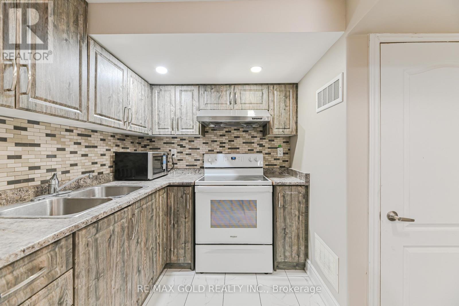 45 Treeline Boulevard, Brampton, Ontario  L6P 1E4 - Photo 31 - W12331815